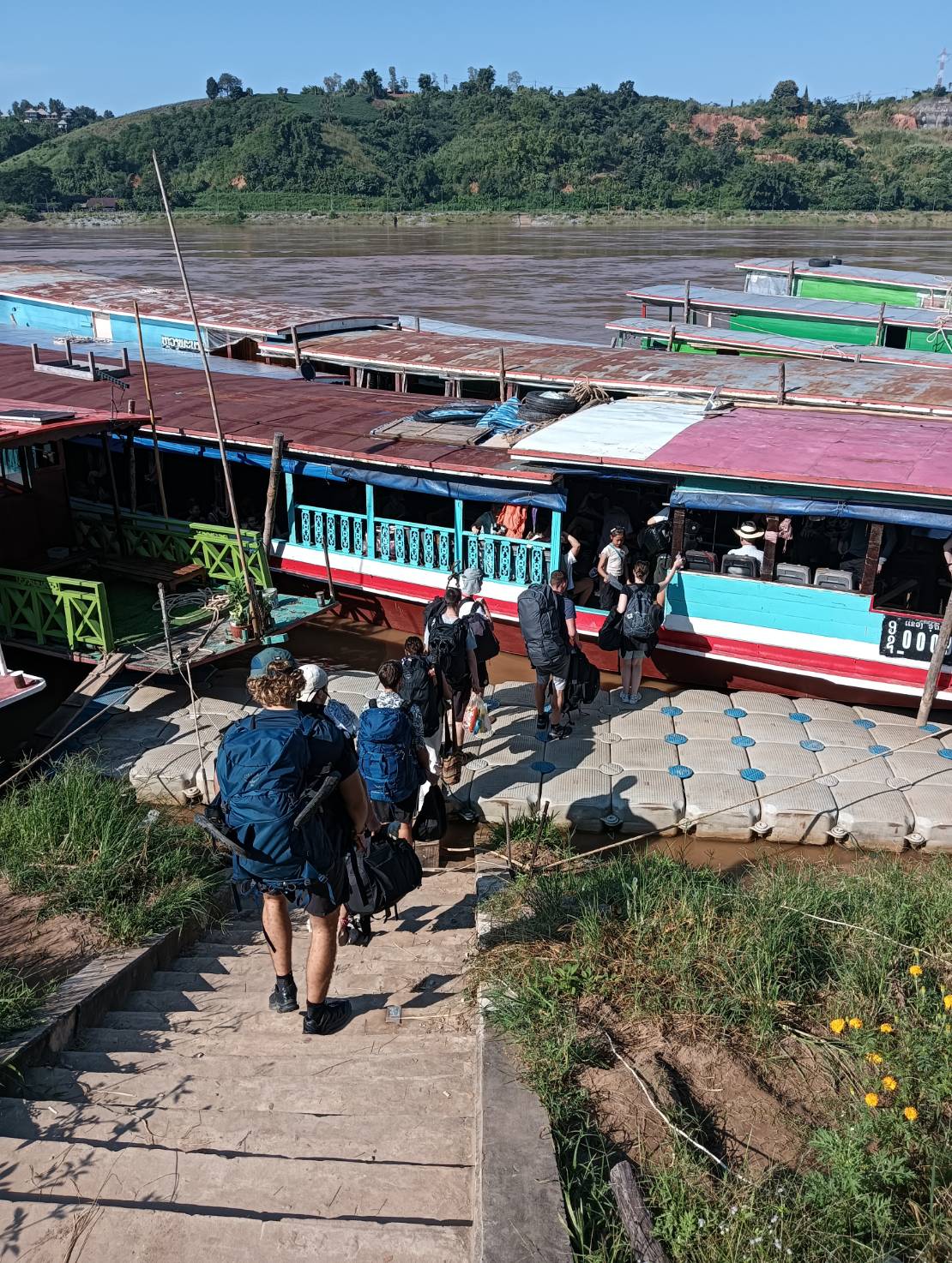 How to choose the best slow boat package to Luang Prabang
